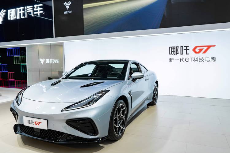 东莞306哪吒汽车在智能汽车领域的表现，领途汽车在新能源汽车市场中的影响力